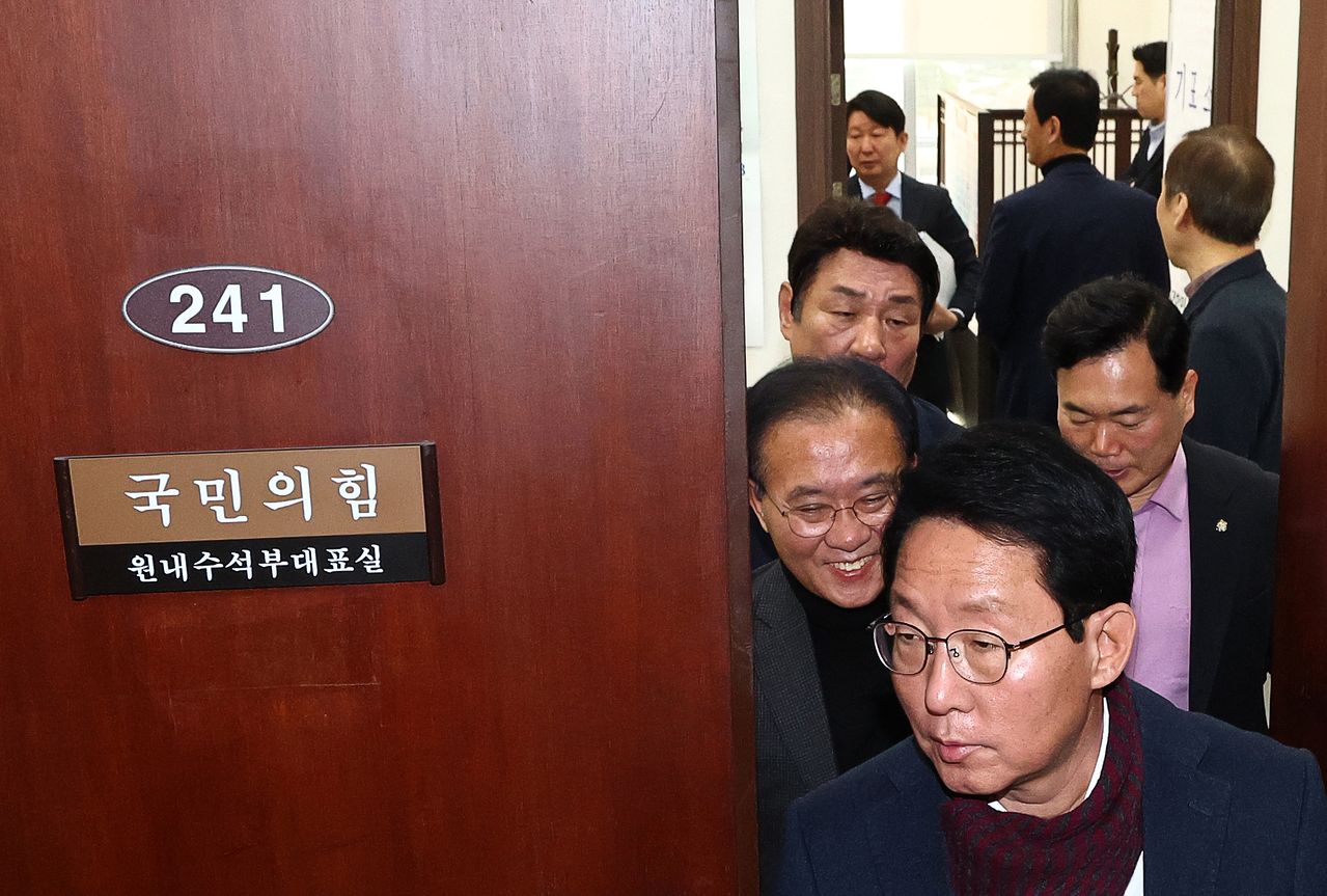 대구·경북 지역구 국민의힘 의원들이 26일 오전 서울 여의도 국회에서 열린 TK통합 관련 대구·경북 의원 회동을 마치고 이동하고 있다. 뉴시스