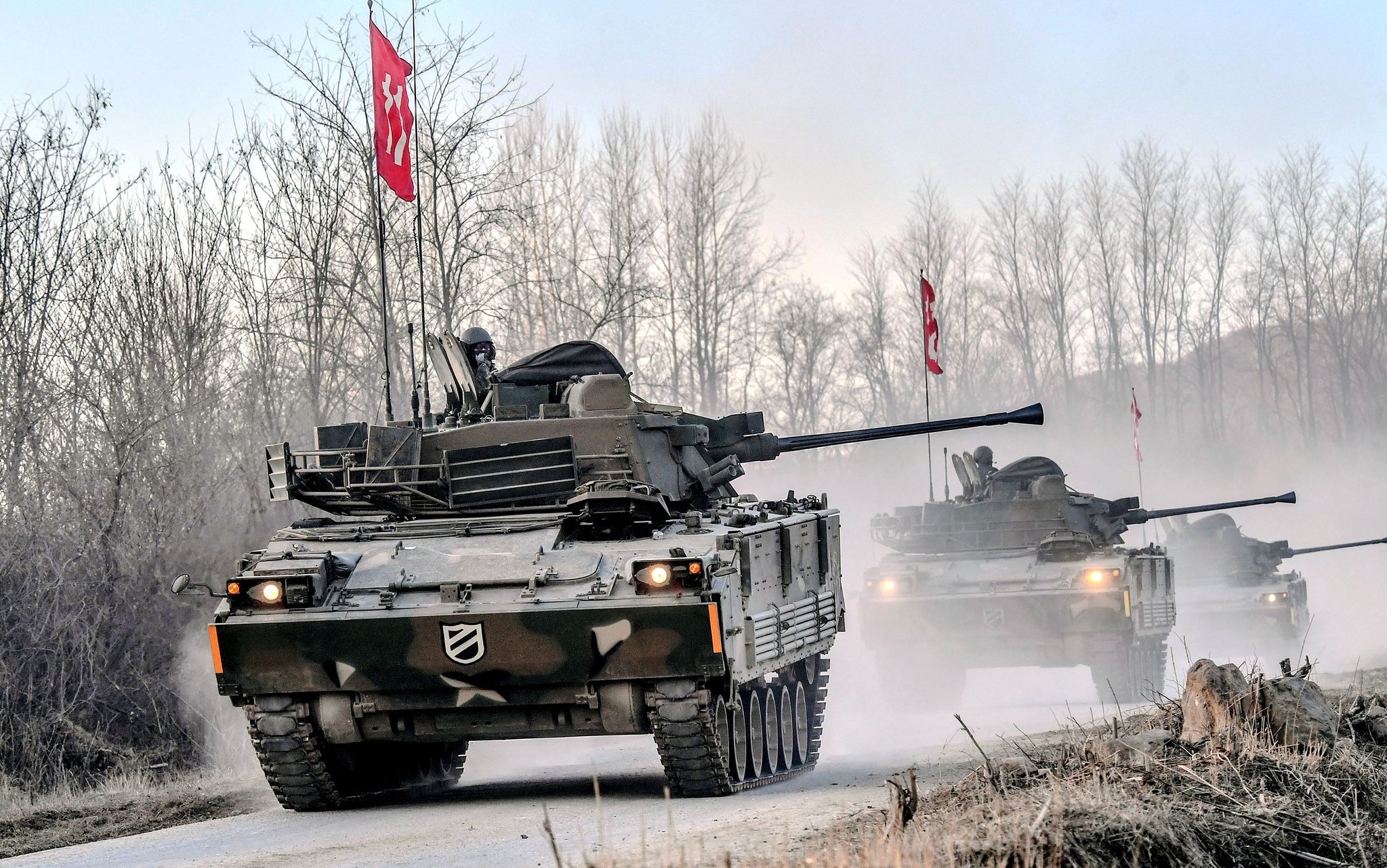 K-CEV가 기동로를 개척하고 뒤이어 K21 보병전투차량이 사격하며 돌파하고 있다. 사진 육군