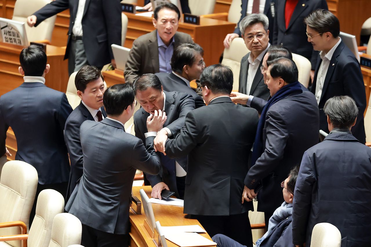 26일 국회에서 열린 2월 임시국회 8차 본회의에서 국민의힘 몫의 천영식 방송미디어통신위원회 위원 후보자의 추천안이 부결된 뒤 국민의힘 의원들이 항의하는 과정에서 더불어민주당 박선원 의원이 비속어를 사용했다며 국민의힘 의원들이 강하게 항의하고 있다. 연합뉴스