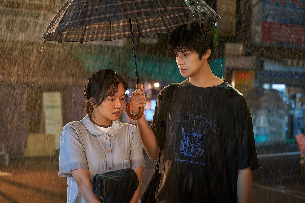 영화 '파반느'의 주인공 미정(왼쪽, 고아성)과 경록(문상민)은 각자 마음의 상처를 갖고 있지만, 사귀면서 서로에게 위안이 돼준다. 사진 넷플릭스 