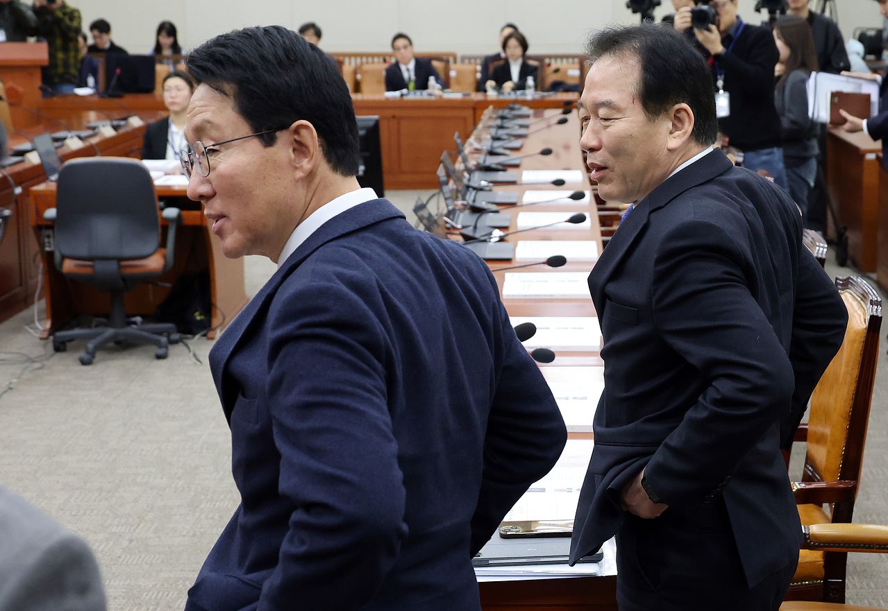 김상훈 대미특위 위원장(왼쪽)과 특위 여당 간사인 더불어민주당 정태호 의원이 24일 국회에서 열린 대미투자특별법처리를 위한 특별위원회 전체회의에서 대화하고 있다. 연합뉴스