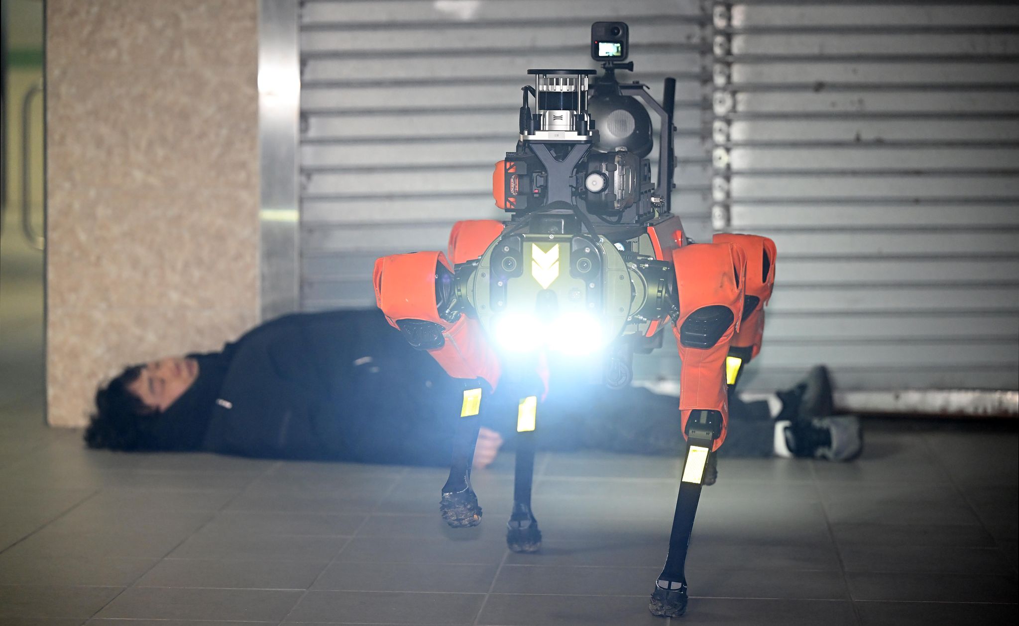 라이다 센서와 가스 측정기등을 탑재한 사족보행로봇이 지하철 역사 내 요구조자 검색 및 구조 시연을 하고 있다.