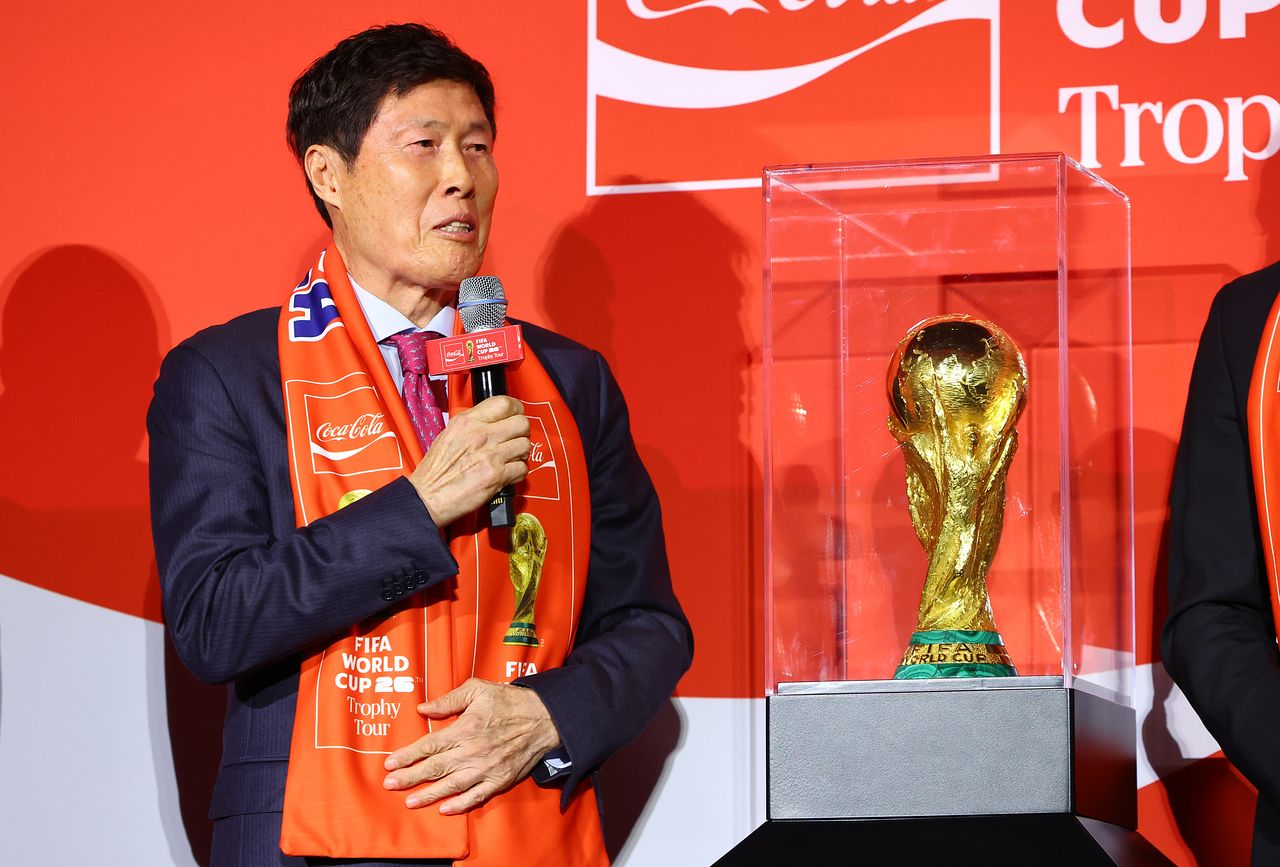 지난달 16일 FIFA 월드컵 트로피 투어 미디어 간담회에서 차범근 전 축구 국가대표팀 감독이 월드컵 트로피를 보며 이야기하고 있다. 뉴시스