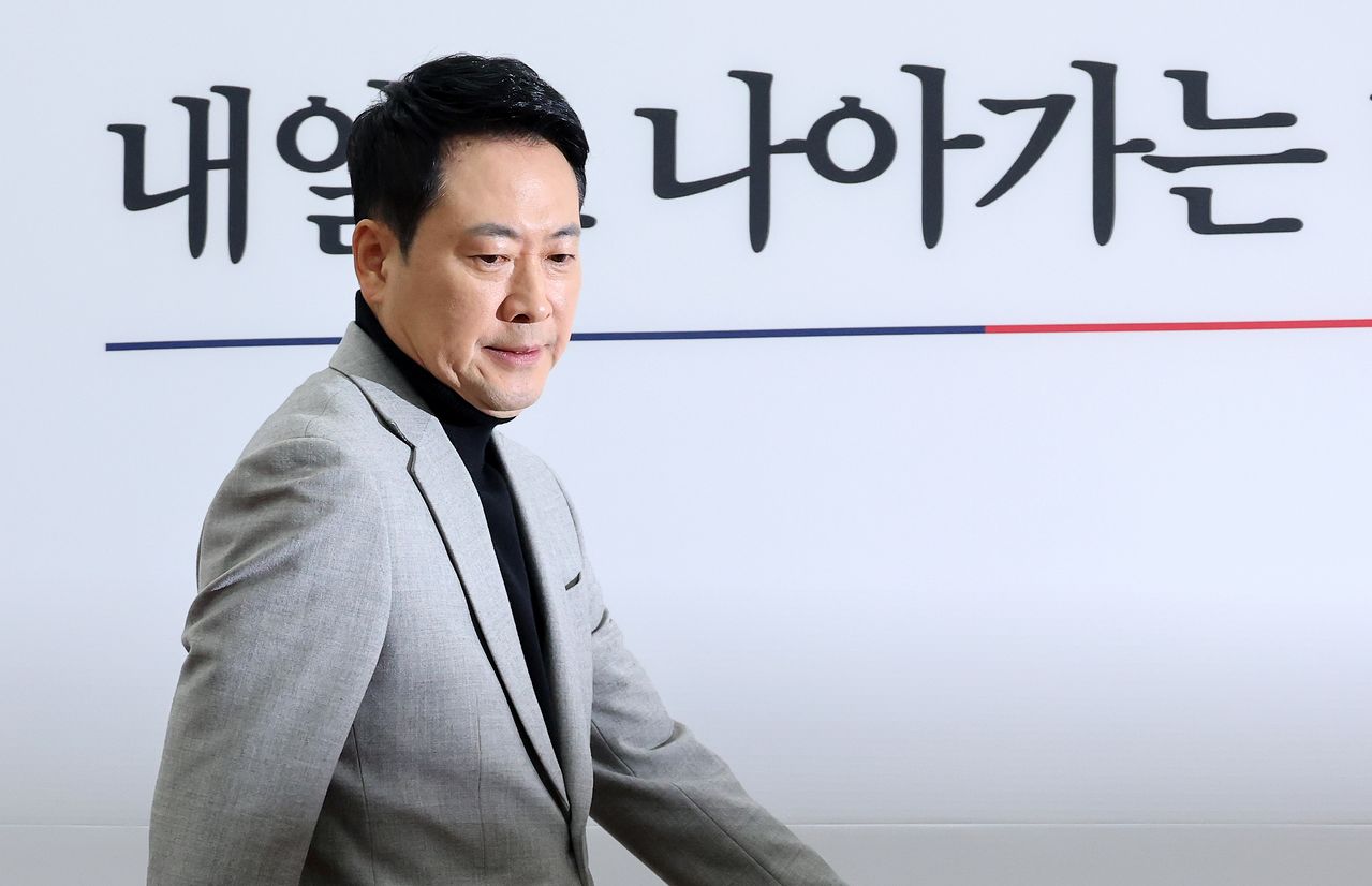 장동혁 국민의힘 대표가 26일 국회에서 열린 최고위원회의에 입장하고 있다. 연합뉴스