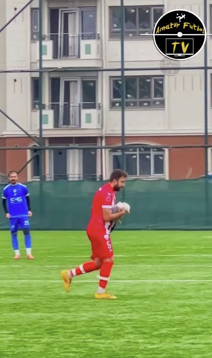 갈매기를 품에 안고 달려가는 모습. 사진 구단 인스타그램 캡처