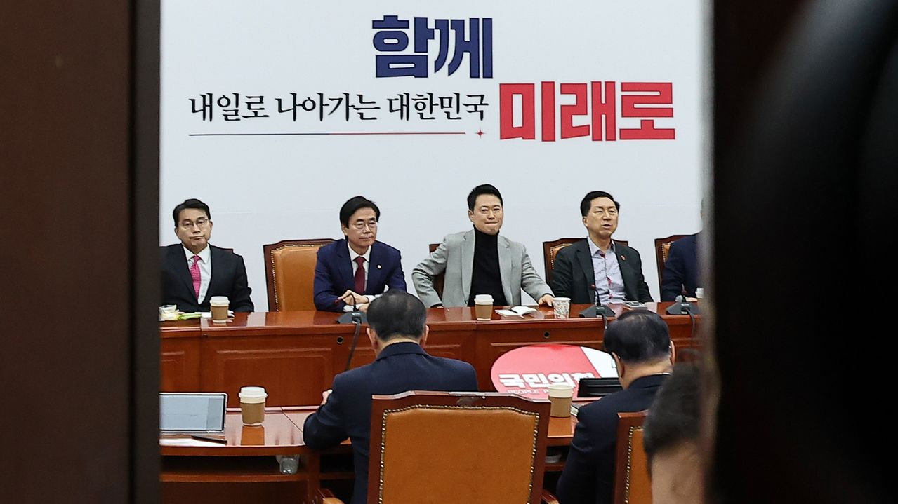  장동혁 국민의힘 대표가 26일 국회에서 비공개로 4선 이상 중진 의원들과 면담을 하고 있다. 임현동 기자