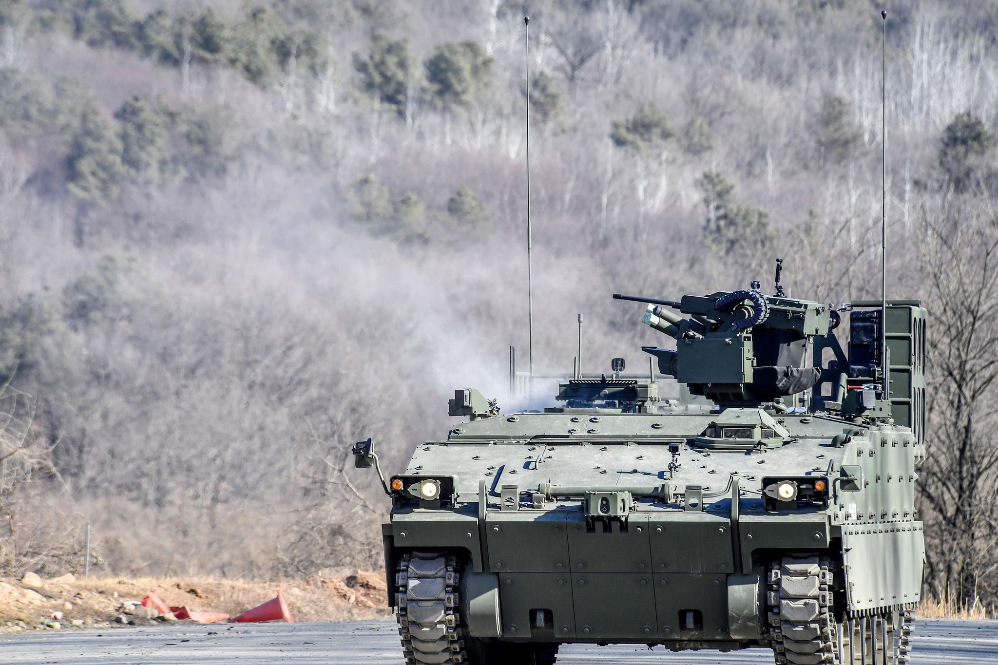 육군은 26일 경기도 양평종합훈련장에서 'AI기반 유·무인복합 한국형공병전투차량(K-CEV)'의 첫 실전 훈련을 실시했다고 밝혔다. 사진은 K-CEV가 표적을 식별하고 사격을 하는 모습. 사진 육군