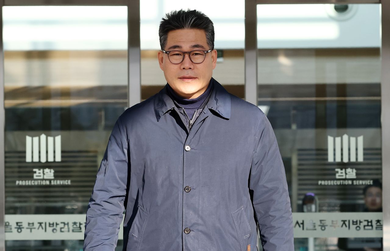 서울동부지검에 파견돼 3개월간 '세관 마약수사 은폐 의혹'을 수사한 백해룡 경정이 파견 종료 소회를 밝히기 위해 지난달 14일 서울동부지검 앞으로 이동하는 모습. 연합뉴스