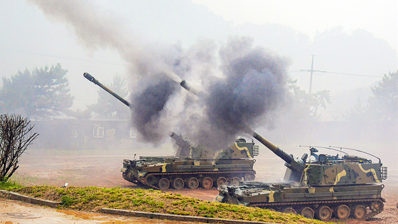 지난해 6월 서북도서방위사령부 해상사격훈련에서 해병대 연평부대 K9자주포가 사격을 실시하고 있다. 2사진 해병대사령부