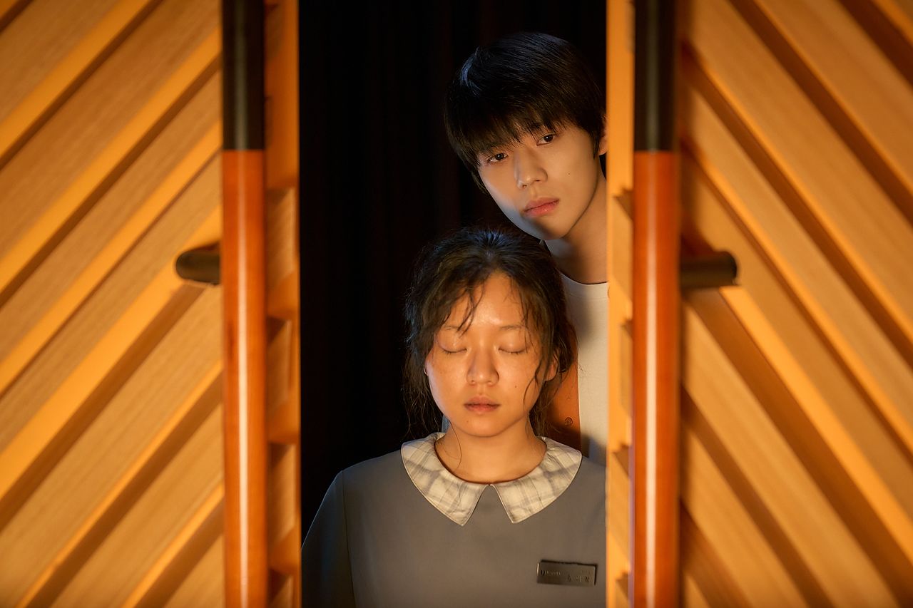 영화 '파반느'의 주인공 미정(고아성)과 경록(문상민)은 각자 마음의 상처를 갖고 있지만, 사귀면서 서로에게 위안이 돼준다. 사진 넷플릭스