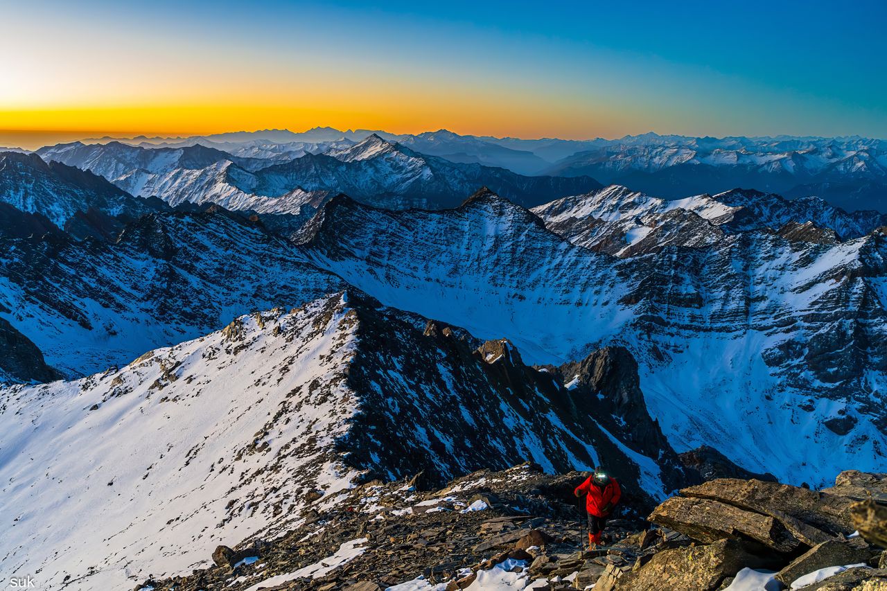 쓰촨성의 미봉 칭거봉 능선. 지난달 16일 한 트레커가 해발 5018m 칭거봉을 오르고 있다. 사진 석상명