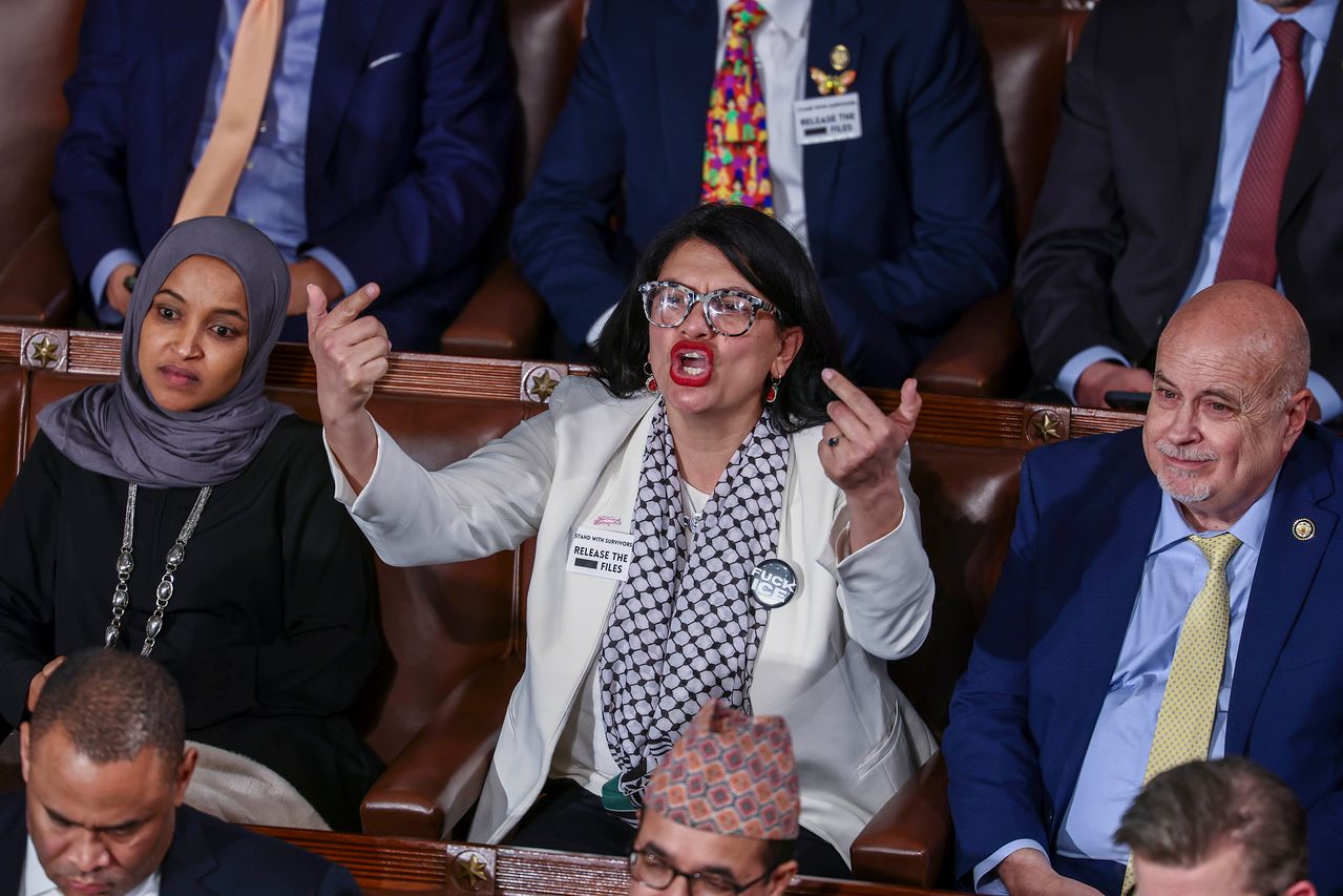 러시다 털리브(미시간주 민주당) 미 연방 하원의원이 24일(현지시간) 미국 워싱턴 연방 의회에서 열린 트럼프 대통령의 국정연설 도중 목소리를 높여 항의의 메시지를 전하고 있다. EPA=연합뉴스