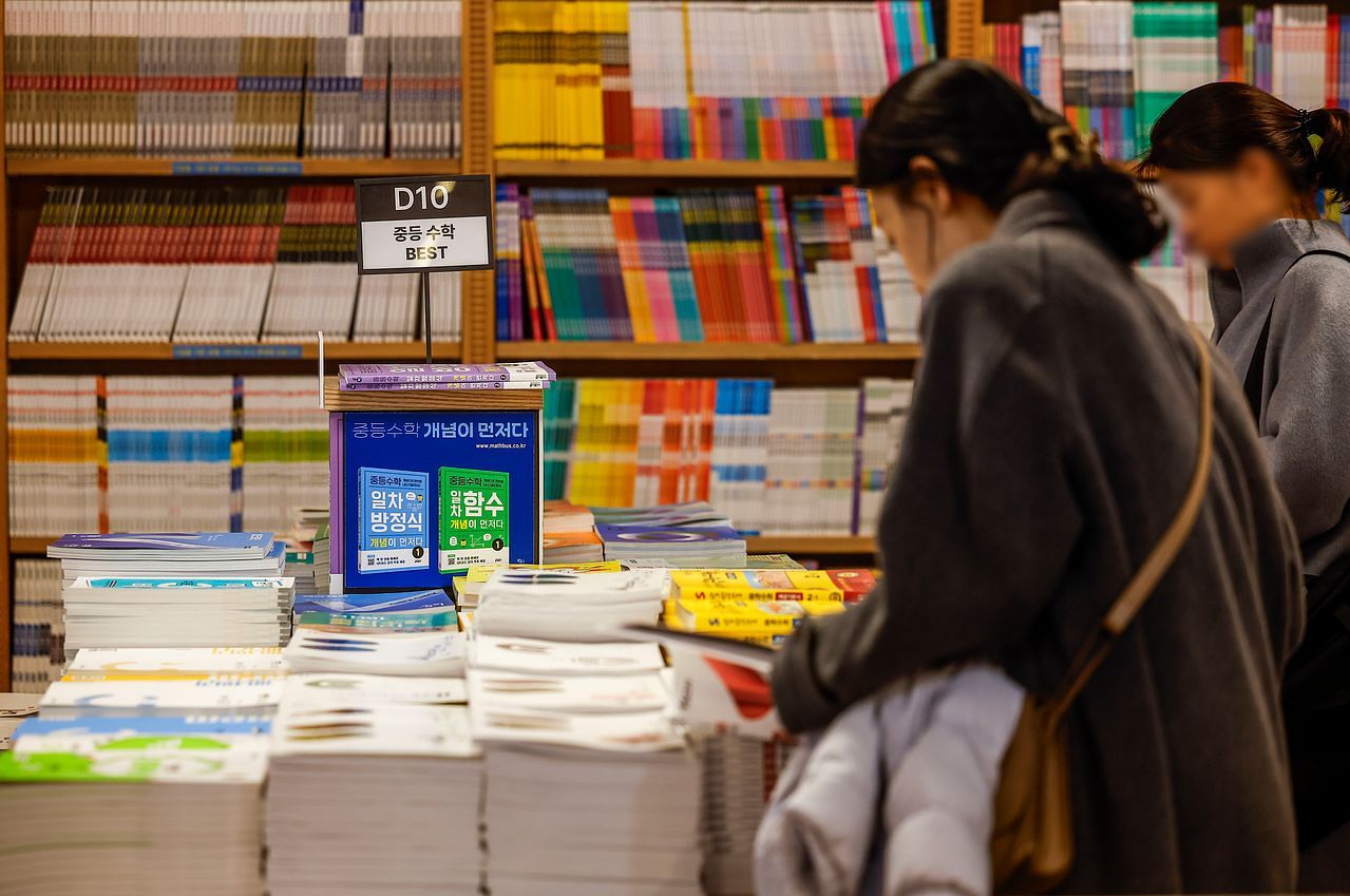 26일 서울 한 서점을 찾은 시민들이 책을 살펴보고 있다. 뉴시스