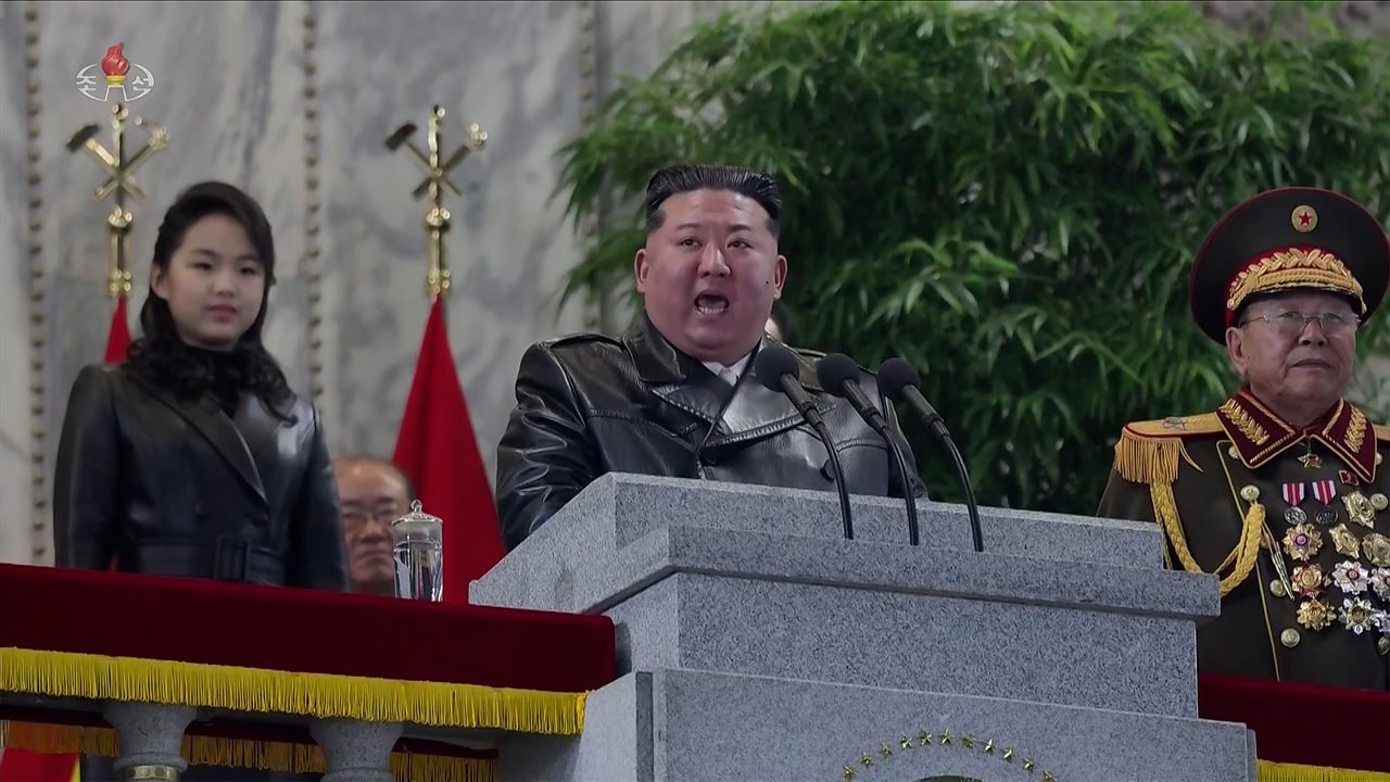 김정은 국무위원장이 지난 25일 밤 평양 김일성광장에서 열린 노동당 제9차대회 기념 열병식 주석단에서 연설하고 있다. 조선중앙통신, 연합뉴스