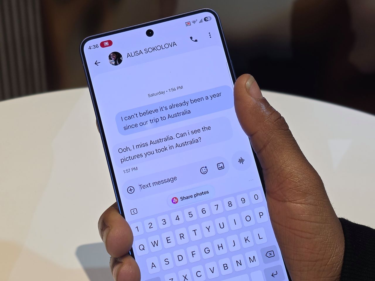 갤럭시S26 시리즈에는 인공지능(AI)가 대화 맥락과 상황을 학습해 필요한 정보를 적재적소에 제안하는 '나우넛지' 기능이 새로 적용됐다. "호주 여행 사진을 볼 수 있냐"고 상대방이 질문하자, AI가 관련 사진을 찾아 '사진 공유(Share photos)'를 제안한다. 이영근 기자 