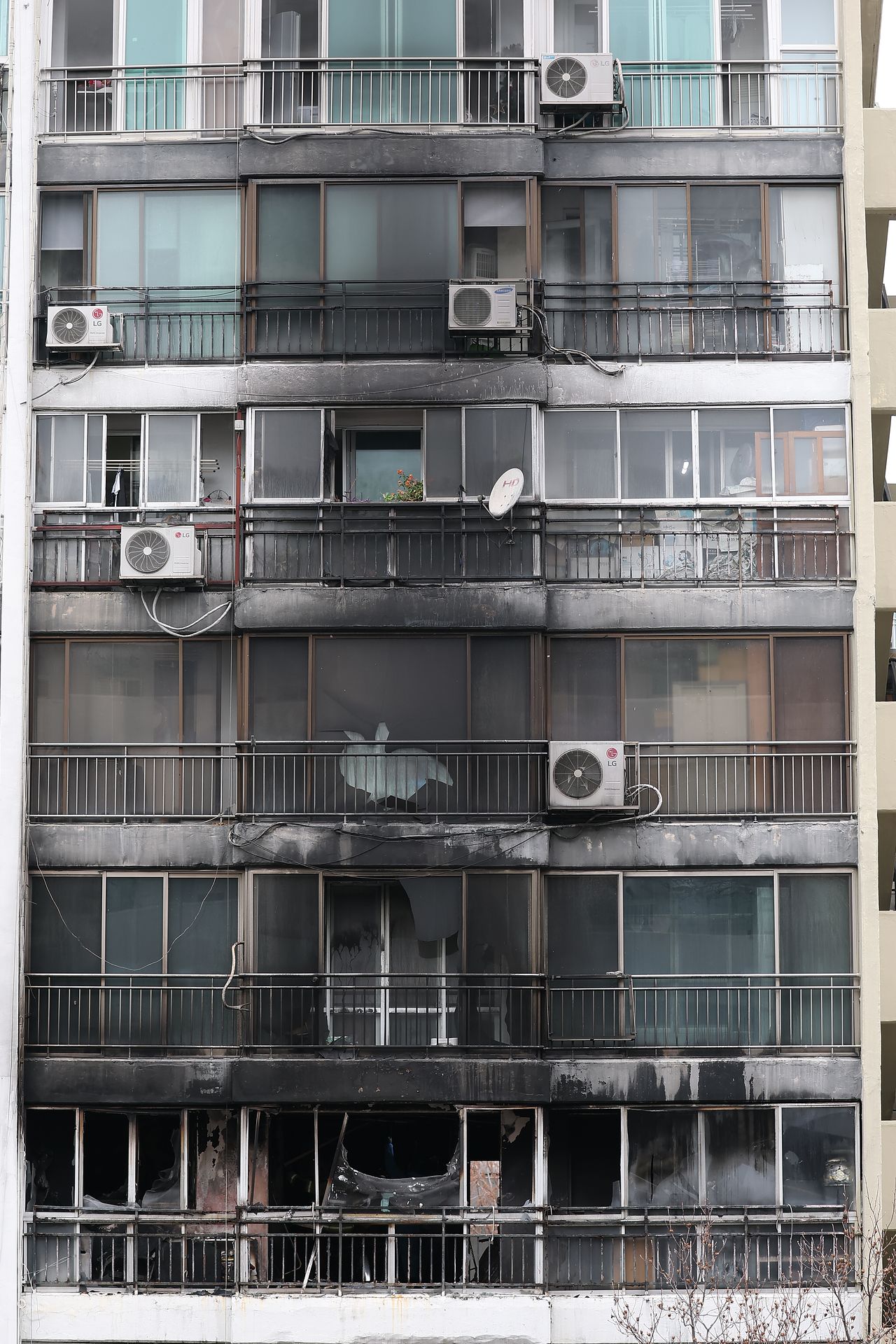 24일 오전 6시 18분쯤 서울 강남구 대치동 은마아파트에서 불이 나 1명이 숨지고 3명이 다쳤다.    이날 화재가 난 은마아파트의 외벽이 그을려 있다. 연합뉴스