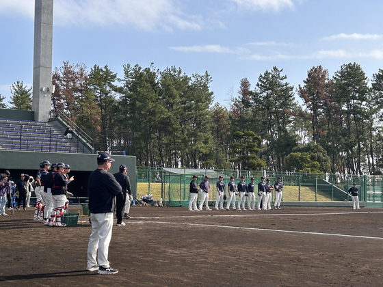 지난해 11월 롯데 김태형 감독이 선수들의 마무리캠프 훈련을 지켜보고 있다. 사진 롯데 자이언츠