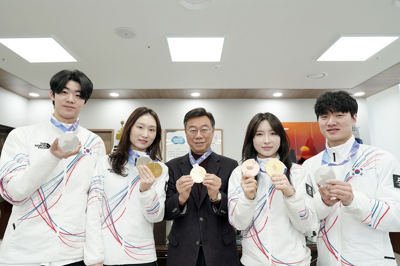 2026 이탈리아 밀라노·코르티나담페초 동계올림픽에서 5개의 메달을 딴 쇼트트랙 최민정·김길리·이준서·이정민 선수가 팬 사인회 전 신상진 성남시장과 기념사진을 찍고 있다. 성남시