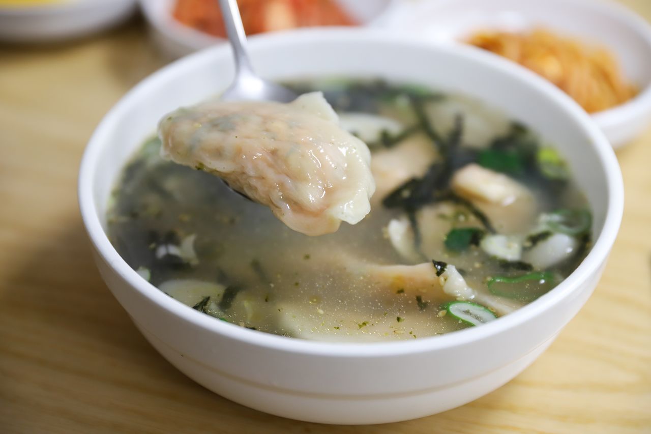 동문시장에 자리한 옥전만두국의 만둣국. 최승표 기자