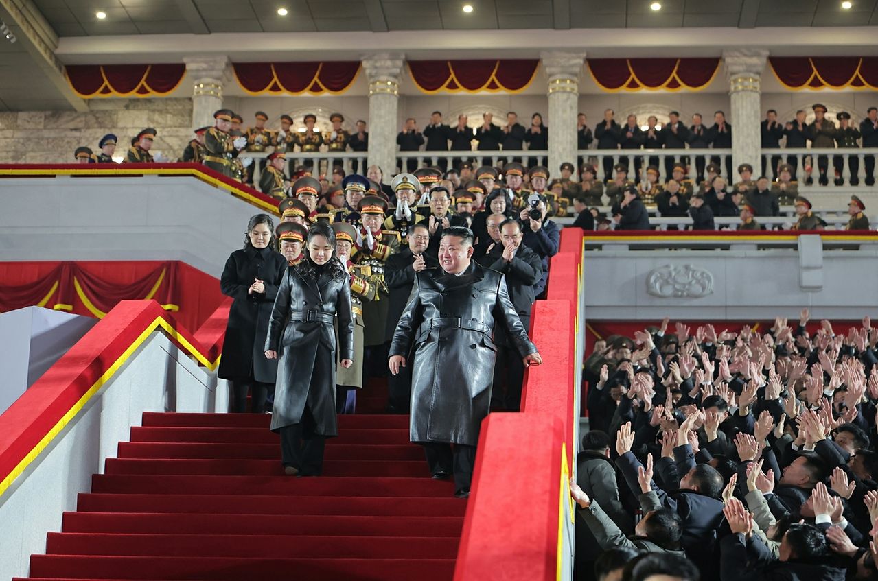 북한이 25일 제9차 노동당 대회 폐막을 기념하는 열병식을 평양 김일성광장에서 개최했다. 김정은 국무위원장은 열병식 연설에서 "우리 무력은 모든 상황에 준비돼 있다"며 "어떤 세력의 군사적 적대행위에 대해서도 즉시에 처절한 보복공격을 가할 것"이라고 강조했다. 노동신문, 뉴스1