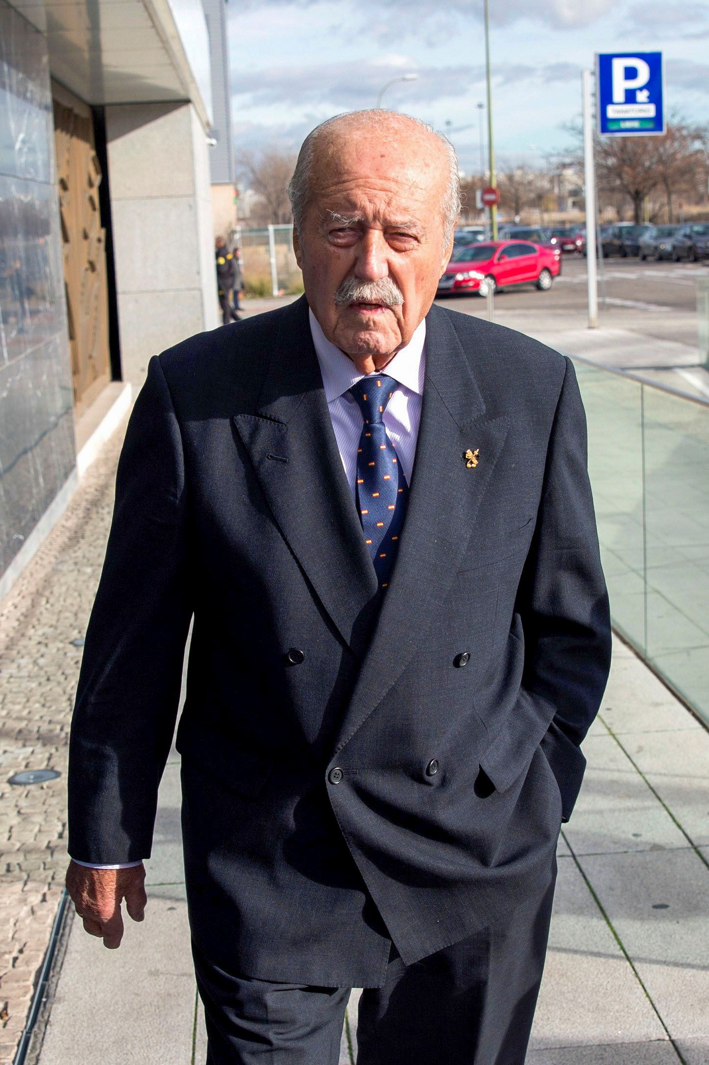 과거 1981년 스페인 의회 쿠데타 미수를 주도했던 안토니오 테헤로 전 과르디아 시빌 중령이 지난 2017년 12월 29일(현지시간) 마드리드에서 열린 카르멘 프랑코의 장례식에 참석하기 위해 이동하고 있다. EPA=연합뉴스