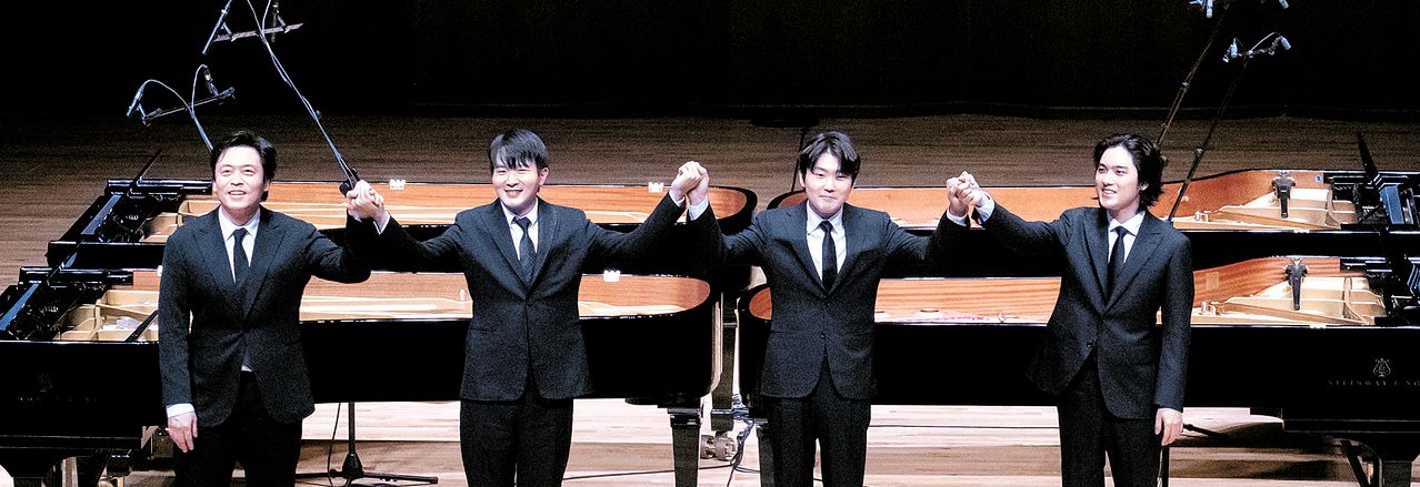 25일 서울 서초구 예술의전당 콘서트홀에서 열린 '아산 정주영 서거 25주기 추모 음악회 : 이어지는 울림'에서 피아니스트 김선욱(왼쪽부터), 선우예권, 조성진, 임윤찬이 연주를 마치고 관객들에게 인사하고 있다. 사진 현대차그룹