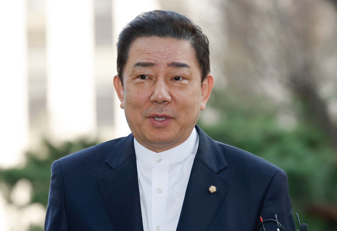 김병기 무소속 의원이 27일 오전 공천헌금 수수 등 13개 의혹과 관련해 조사를 받기 위해 서울경찰청 공공범죄수사대가 있는 광역수사단 마포청사에 출석하고 있다. 뉴스1