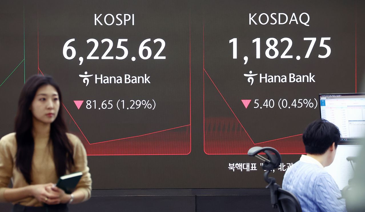  코스피가 미국 증시 약세에 하락 출발한 27일 오전 서울 중구 하나은행 본점 딜링룸 전광판에 코스피 지수가 나오고 있다. 뉴스1