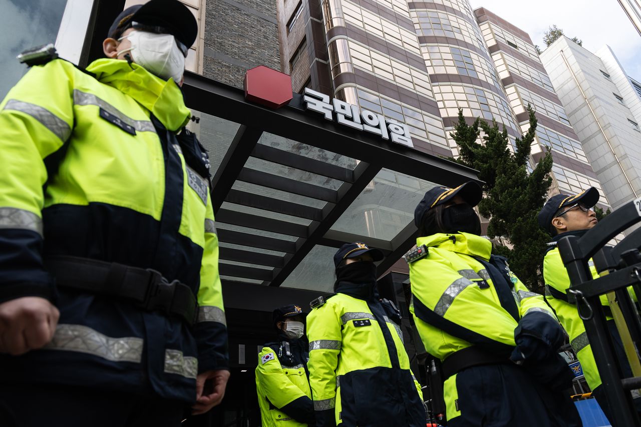 정교유착 의혹을 수사하는 검·경 합동수사본부가 신천지예수교증거장막성전(신천지) 신도들의 집단 당원 가입 의혹과 관련해 국민의힘 중앙당사 압수수색에 착수한 27일 서울 여의도 국민의힘 중앙당사에 경찰들이 배치돼 있다. 뉴스1