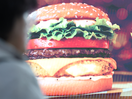 가성비 햄버거 경쟁이 치열해지고 있다. 사진은 서울의 한 전광판에 뜬 햄버거 광고. [연합뉴스]