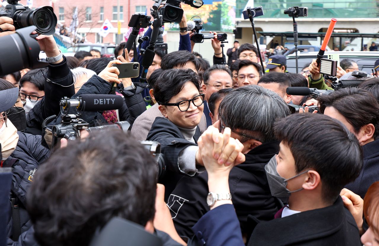 한동훈 국민의힘 전 대표가 27일 오후 대구 서문시장에 도착하고 있다. 연합뉴스