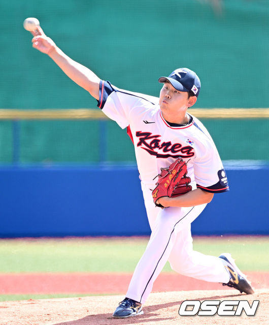 [OSEN=오키나와(일본), 최규한 기자] 2026 WBC(월드베이스볼클래식)를 준비하는 대한민국 야구 대표팀이 26일 일본 오키나와 가데나 야구장에서 프로야구 삼성 라이온즈와 연습경기를 펼쳤다. 야구 대표팀은 오키나와에서 국내 팀들과 6차례 연습경기를 치르며 전력을 끌어올릴 예정이다.1회초 대표팀 선발 소형준이 힘차게 공을 뿌리고 있다. 2026.02.26 / dreamer@osen.co.kr