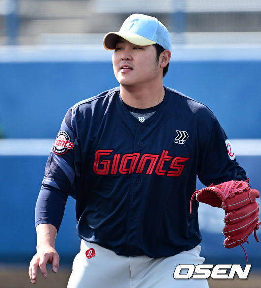 [OSEN=미야자키(일본), 지형준 기자]23일 일본 미야자키현 니치난시 난고스타디움에서 롯데 자이언츠와 일본프로야구 세이부 라이온스의 연습경기가 열렸다.롯데는 지난 20일을 마지막으로 대만 타이난 1차 스프링캠프를 마무리 지었다. 22일 일본 미야자키로 이동한 롯데는 구춘 미야자키 베이스볼 게임즈 리그에 참가한다. 구춘리그에서는 지바 롯데 마린스, 세이부 라이온즈, 소프트뱅크 호크스, 오릭스 버팔로즈 등 일본프로야구(NPB) 구단들, 그리고 KBO리그 두산 베어스 등과 총 5경기를 치른다. 아울러 자매구단인 지바 롯데와의 교류전도 1경기 치른다. 미야자키에서 총 6차례의 실전 경기를 치르고 귀국해 시범경기와 정규시즌을 준비한다.3회말 롯데 한현희가 세이부 무라타에 역전 스리런포를 허용하며 아쉬워하고 있다. 2025.02.23 /jpnews@osen.co.kr