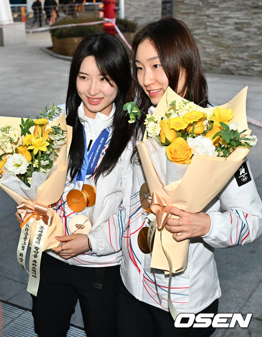 [OSEN=인천공항, 민경훈 기자] 2026 밀라노·코르티나담페초 동계올림픽에서 대한민국 동계올림픽 선수단 본진이 24일 오후 인천국제공항을 통해 귀국했다.대한민국 선수단은 2026 밀라노·코르티나담페초 동계 올림픽에서 금메달 3개, 은메달 4개, 동메달 3개를 획득해 종합 13위에 자리했다.쇼트트랙 여자대표팀 김길리와 최민정이 공항 밖에서 포즈를 취하고 있다. 2026.02.24 /rumi@osen.co.kr