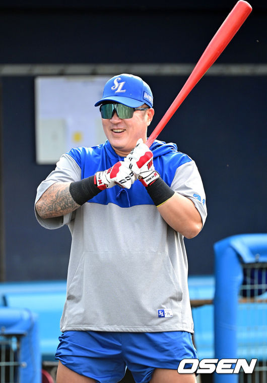 [OSEN=오키나와(일본), 최규한 기자] 프로야구 삼성 라이온즈가 20일  일본 오키나와 온나손 아카마구장에서 스프링 캠프를 차리고 구슬땀을 흘렸다.삼성은 이번 2차 캠프에서 훈련 뿐 아니라 WBC 대표팀, 국내 팀들과 연습경기도 펼칠 계획이다.삼성 최형우가 타격 훈련을 펼치고 있다. 2026.02.20 / dreamer@osen.co.kr