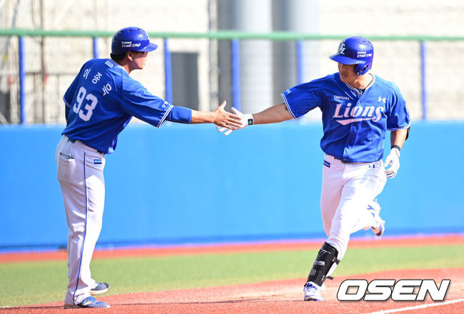 [OSEN=오키나와(일본), 최규한 기자] 2026 WBC(월드베이스볼클래식)를 준비하는 대한민국 야구 대표팀이 26일 일본 오키나와 가데나 야구장에서 프로야구 삼성 라이온즈와 연습경기를 펼쳤다. 야구 대표팀은 오키나와에서 국내 팀들과 6차례 연습경기를 치르며 전력을 끌어올릴 예정이다.8회초 2사 1루 상황 삼성 이성규가 추격의 좌월 투런포를 날리고  그라운드를 돌며 이종욱 코치와 인사를 나누고 있다. 2026.02.26 / dreamer@osen.co.kr