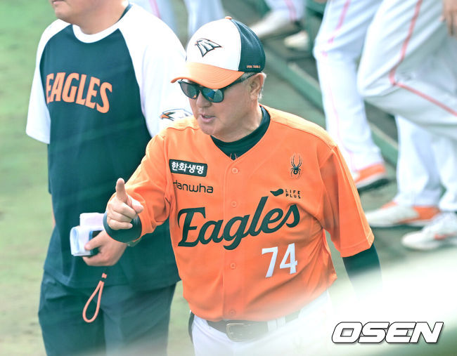 [OSEN=오키나와(일본), 최규한 기자] 프로야구 한화 이글스가 22일 일본 오키나와 이토만 니시자키 야구장에서 일본 프로야구 지바롯데와 연습경기를 가진다.한화는 이번 2차 오키나와 캠프에서 총 9차례 연습경기를통해 전력을 가다듬을 예정이다.경기를 마치고 한화 김경문 감독이 그라운드를 나서고 있다. 2026.02.22 / dreamer@osen.co.kr