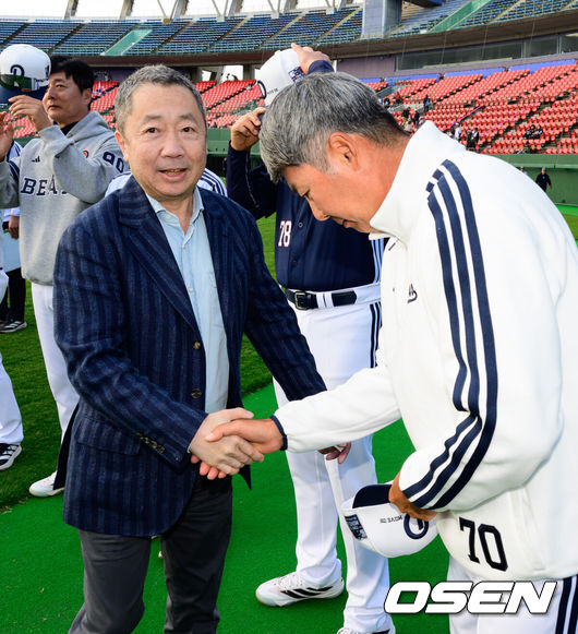[OSEN=미야자키(일본), 지형준 기자] 두산 베어스가 25일 일본 미야자키 산마린 스타디움에서 일본프로야구 세이부 라이온스와의 구춘대회 첫 경기를 가졌다.이날 두산은 세이부에 3-6으로 패했다. 경기를 마치고 두산 베어스 구단주인 박정원 두산그룹 회장이 김원형 감독과 악수를 나누고 있다. 2026.02.25 /jpnews@osen.co.kr