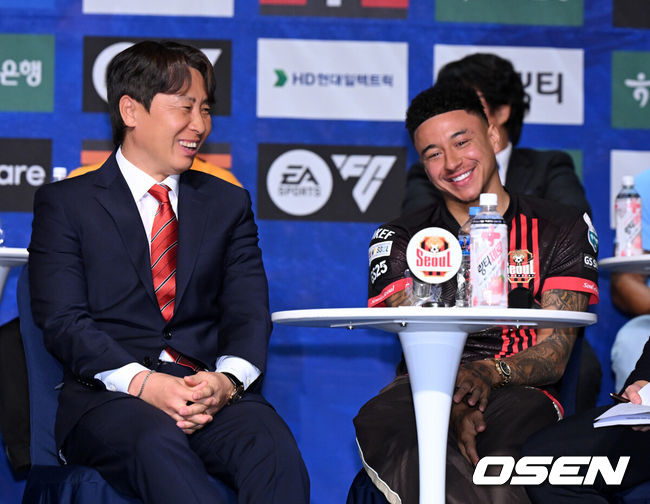 [OSEN=지형준 기자] 13일 오전 서울 서대문구 홍은동 스위스그랜드호텔 그랜드볼룸에서 K리그1 개막 미디어데이가 열렸다.이날 K리그1 8개 팀(강원,김천,서울,수원FC,제주,대전,대구,안양)감독과 대표 선수가 참석해 올 시즌을 앞둔 각오를 밝혔다. 2024-2025 ACL에 나서는K리그1 4개 팀(울산,포항,광주,전북)은ACL경기 일정으로 인해 이번 개막 미디어데이에 참석하지 않고 지난 5일 별도 미디어데이를 가졌다.FC 서울 김기동 감독, 린가드가 미디어데이를 하며 즐거워하고 있다. 2025.02.13 /jpnews@osen.co.kr