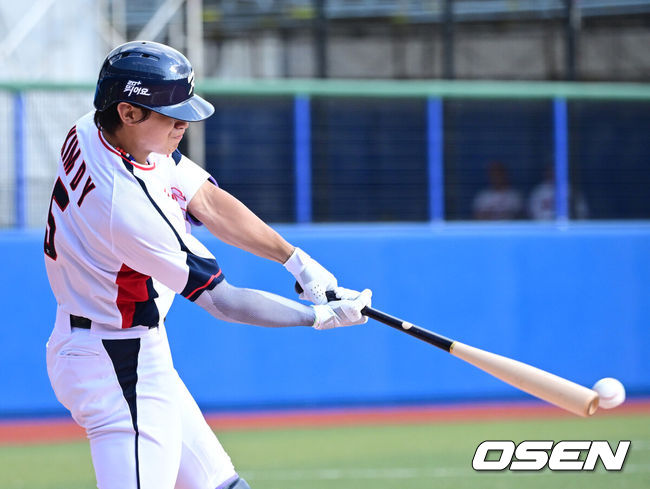 [OSEN=오키나와(일본), 최규한 기자] 2026 WBC(월드베이스볼클래식)를 준비하는 대한민국 야구 대표팀이 26일 일본 오키나와 가데나 야구장에서 프로야구 삼성 라이온즈와 연습경기를 펼쳤다. 야구 대표팀은 오키나와에서 국내 팀들과 6차례 연습경기를 치르며 전력을 끌어올릴 예정이다.7회말 대표팀 김도영이 안타를 날리고 있다. 2026.02.26 / dreamer@osen.co.kr