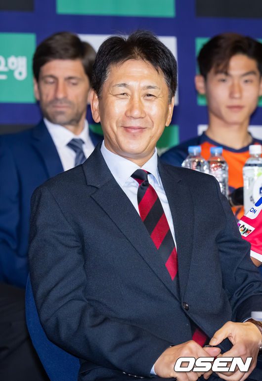 [OSEN=박준형 기자] 25일 서울 서대문구  스위스그랜드 호텔 컨벤션센터에서  하나은행 K리그 2026 개막 미디어데이가 진행됐다.프로축구 K리그 29개 구단이 새 시즌 개막을 앞두고 저마다 당찬 출사표를 던졌다. 포항 스틸러스 박태하 감독이 미소 짓고 있다.  2026.02.25 / soul1014@osen.co.kr