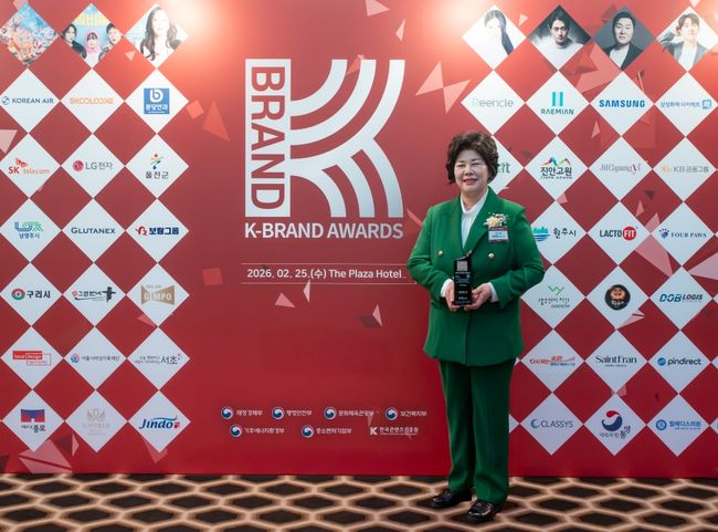 이현경 보람상조애니콜 대표이사가K-Brand Awards에서 대상을 수상한 뒤 기념촬영을 하고 있다. / 사진제공=보람그룹