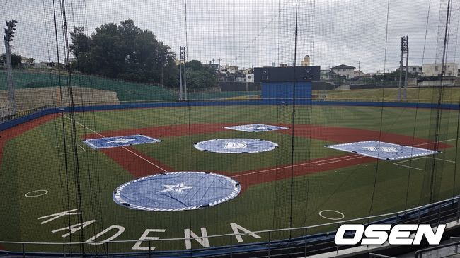 [OSEN=오키나와, 한용섭 기자] WBC 대표팀은 27일 일본 오키나와 가데나 구장에서 KT 위즈와 연습경기를 치를 예정이었으나 우천으로 취소됐다. 방수포가 덮혀져 있는 가데나 구장. /orange@osen.co.kr