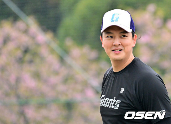 [OSEN=미야자키(일본), 지형준 기자] 26일 일본 미야자키 산마린 스타디움에서 두산 베어스와 롯데 자이언츠의 구춘대회 경기가 열렸다.두 팀의 맞대결은 롯데가 6-2로 앞선 3회말 악천후로 인해 노게임 선언됐다.경기에 앞서 롯데 김원중이 캐치볼을 하고 있다. 2026.02.26 /jpnews@osen.co.kr