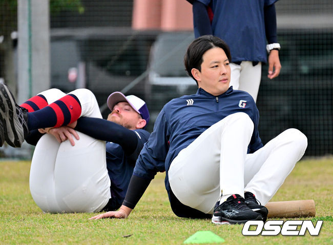 [OSEN=미야자키(일본), 지형준 기자] 26일 일본 미야자키 산마린 스타디움에서 두산 베어스와 롯데 자이언츠의 구춘대회 경기가 열렸다.두 팀의 맞대결은 롯데가 6-2로 앞선 3회말 악천후로 인해 노게임 선언됐다.경기에 앞서 롯데 김원중이 스트레칭을 하고 있다. 2026.02.26 /jpnews@osen.co.kr