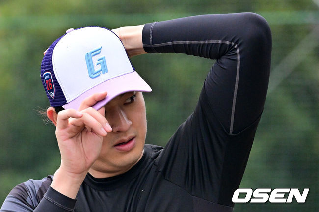 [OSEN=미야자키(일본), 지형준 기자] 26일 일본 미야자키 산마린 스타디움에서 두산 베어스와 롯데 자이언츠의 구춘대회 경기가 열렸다.두 팀의 맞대결은 롯데가 6-2로 앞선 3회말 악천후로 인해 노게임 선언됐다.경기에 앞서 롯데 김원중이 훈련을 하고 있다. 2026.02.26 /jpnews@osen.co.kr