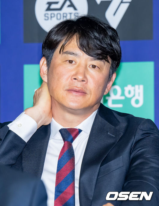 [OSEN=박준형 기자] 25일 서울 서대문구  스위스그랜드 호텔 컨벤션센터에서 하나은행 K리그 2026 개막 미디어데이(2부 K리그2)가 진행됐다.프로축구 K리그 29개 구단이 새 시즌 개막을 앞두고 저마다 당찬 출사표를 던졌다. 수원FC 박건하 감독이 질문을 듣고 있다.  2026.02.25 / soul1014@osen.co.kr