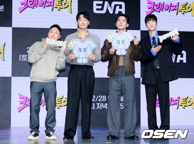 [OSEN=이대선 기자] 27일 오후 서울 마포구 쇼킹케이팝센터에서 ENA 새 예능 ‘크레이지 투어’ 제작발표회가 열렸다.  '크레이지 투어'는 도파민과 스릴에 굶주린 4인방, 비(정지훈), 김무열, 빠니보틀, 이승훈(WINNER)이 전 세계 곳곳에 숨어 있는 '크레이지'한 도전을 찾아 떠나는 지구상 가장 미친 여행 예능이다.  오동인 PD, 빠니보틀, 비, 김무열, 이승훈, 송가희 PD가 포토타임을 가지고 있다. 2026.02.27 /sunday@osen.co.kr