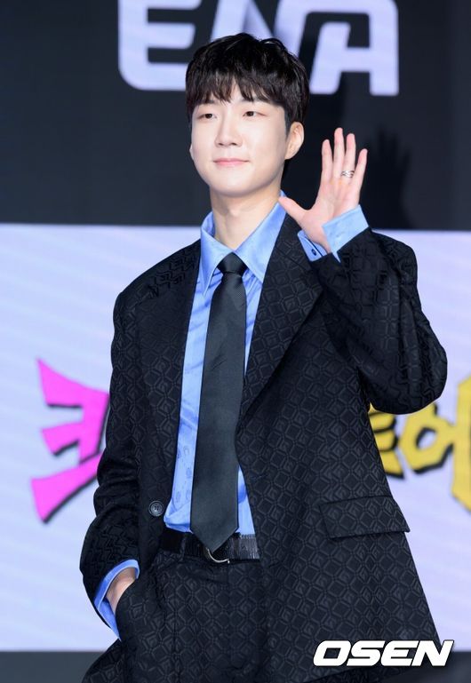 [OSEN=이대선 기자] 27일 오후 서울 마포구 쇼킹케이팝센터에서 ENA 새 예능 ‘크레이지 투어’ 제작발표회가 열렸다.  '크레이지 투어'는 도파민과 스릴에 굶주린 4인방, 비(정지훈), 김무열, 빠니보틀, 이승훈(WINNER)이 전 세계 곳곳에 숨어 있는 '크레이지'한 도전을 찾아 떠나는 지구상 가장 미친 여행 예능이다.  오동인 PD, 빠니보틀, 비, 김무열, 이승훈, 송가희 PD가 포토타임을 가지고 있다. 2026.02.27 /sunday@osen.co.kr