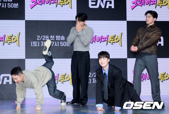 [OSEN=이대선 기자] 27일 오후 서울 마포구 쇼킹케이팝센터에서 ENA 새 예능 ‘크레이지 투어’ 제작발표회가 열렸다.  '크레이지 투어'는 도파민과 스릴에 굶주린 4인방, 비(정지훈), 김무열, 빠니보틀, 이승훈(WINNER)이 전 세계 곳곳에 숨어 있는 '크레이지'한 도전을 찾아 떠나는 지구상 가장 미친 여행 예능이다.  오동인 PD, 빠니보틀, 비, 김무열, 이승훈, 송가희 PD가 포토타임을 가지고 있다. 2026.02.27 /sunday@osen.co.kr